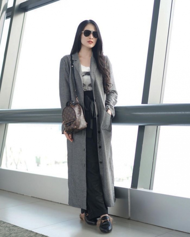 10 Potret Gaya Airport Fashion ala Seleb Indonesia yang Stylish Abis, Kamu yang Mana?