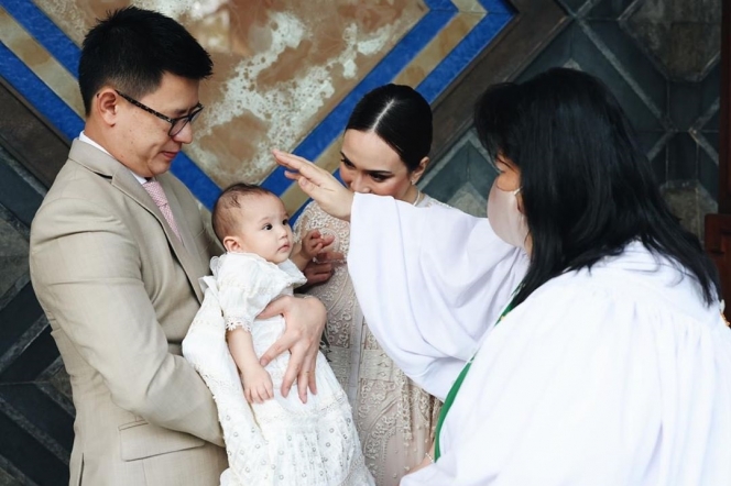 10 Momen Pembaptisan Baby Claire Putri Shandy Aulia, Penuh Haru dan Super Mewah!
