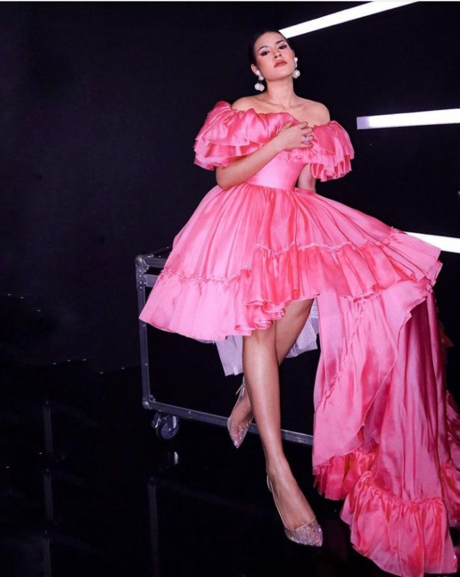 12 Potret Cantik Raisa Pakai Gaun Pink yang Menjadi Warna Favoritnya