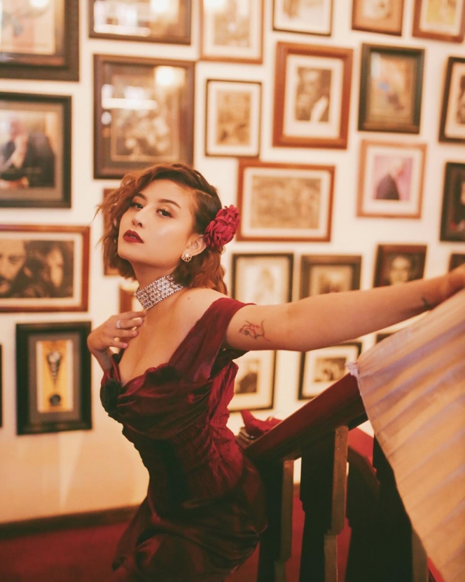 Tampil Sexy dan Elegan, Intip Potret Awkarin Pakai Gaun Merah Bernuansa Klasik