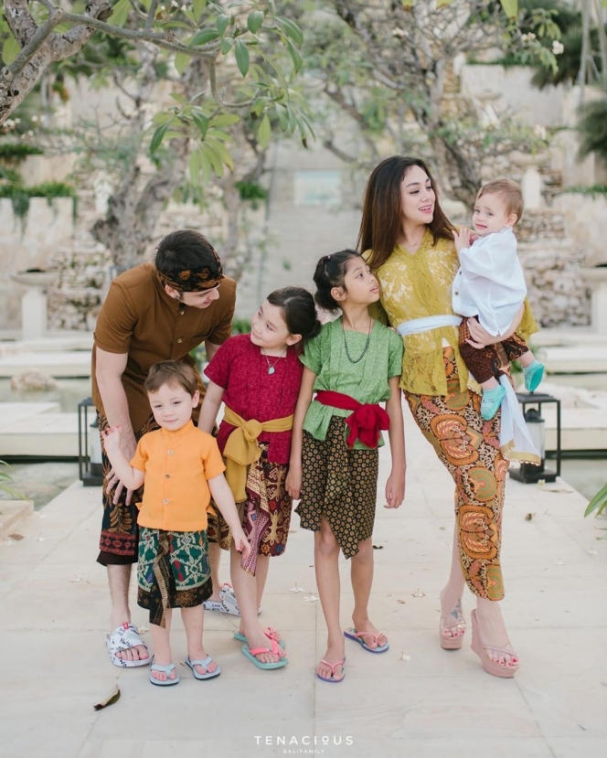Pemotretan Keluarga Stefan William dan Celine Evangelista dengan Pakai Adat Bali Ini Keren Banget!