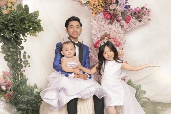 7 Foto Pemotretan Keluarga Ruben Onsu Bak di Negeri Dongeng, Thalia dan Thania Pakai Dress Mahkota