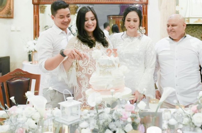 Angbeen Rishi Ulang Tahun ke-23, Berikut 6 Potret Perayaannya Bersama dengan Keluarga Sang Ayah