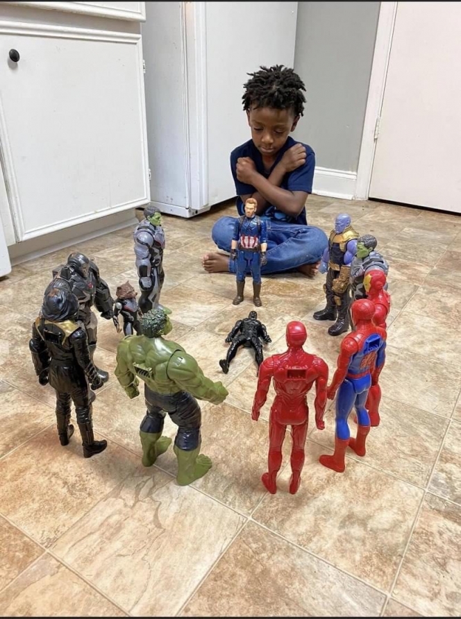 Potret Haru Anak-Anak yang Melakukan Pemakaman Black Panther Menggunakan Mainan Action Figure