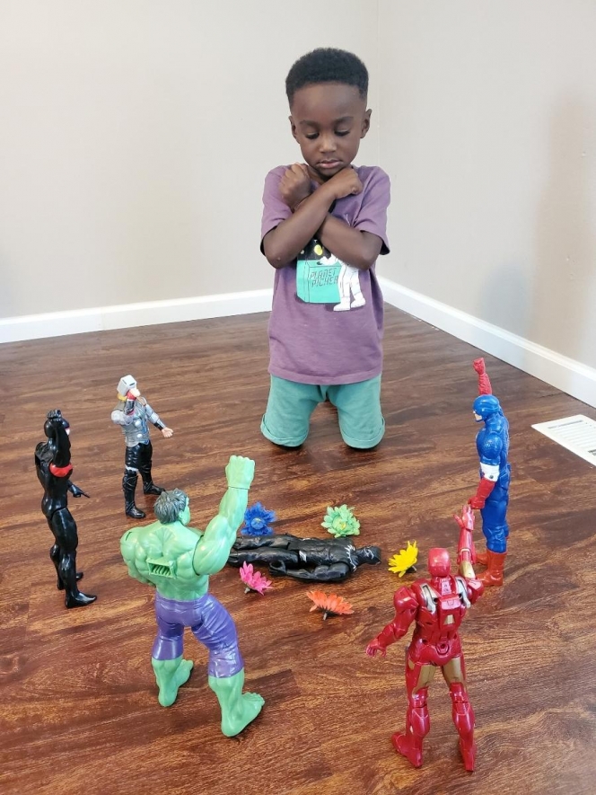 Potret Haru Anak-Anak yang Melakukan Pemakaman Black Panther Menggunakan Mainan Action Figure
