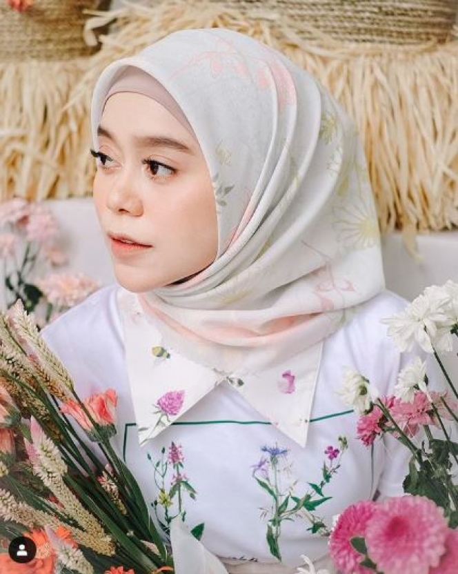 Cantik dan Anggun, Potret Lesti Kejora dengan Tema Bunga Ini Bikin Hati Adem Banget!