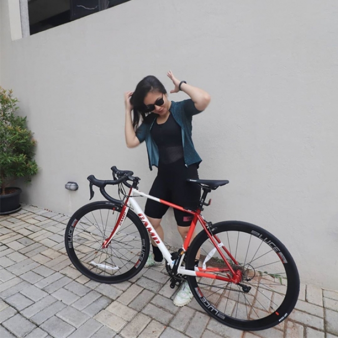 Tetap Cantik dan Awet Muda, Deretan Foto Wulan Guritno Lakukan Olahraga Sepeda Ini Bikin Terpesona