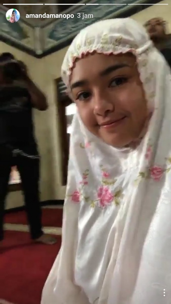Walau Non Muslim, Ini Deretan Foto Amanda Manopo Kenakan Hijab Hingga Mukena, Bikin Hati Adem Deh