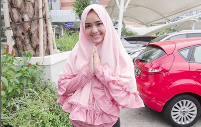 Walau Non Muslim, Ini Deretan Foto Amanda Manopo Kenakan Hijab Hingga Mukena, Bikin Hati Adem Deh