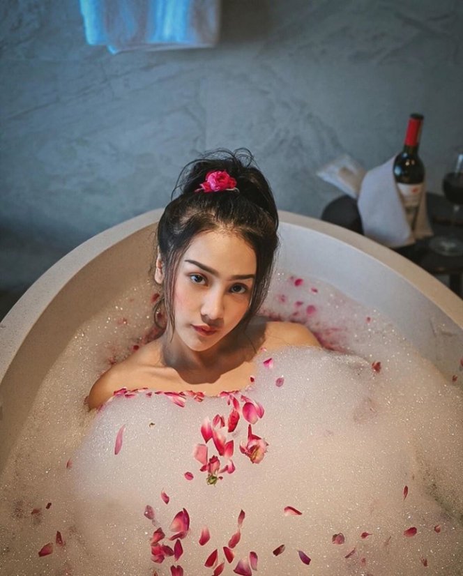 Bikin Salfok Netizen, Berikut 4 Pose Anya Geraldine yang Lagi Mandi di Bathtub