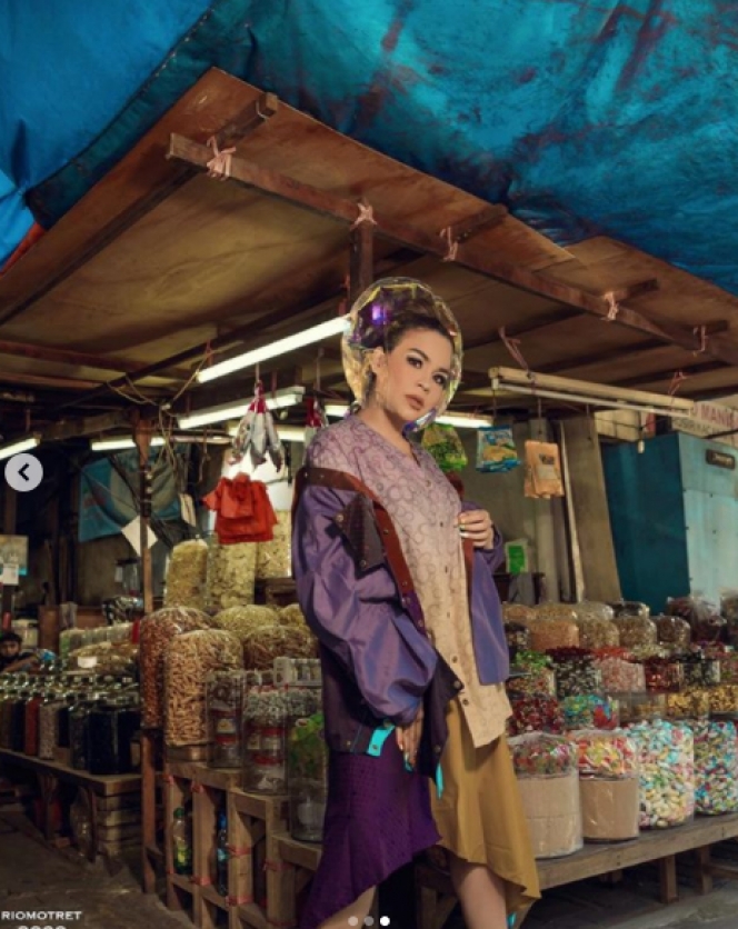 8 Potret Melaney Ricardo Lakukan Photoshoot di Tengah Pasar, Pakai Outfit Seharga 1 Miliar!