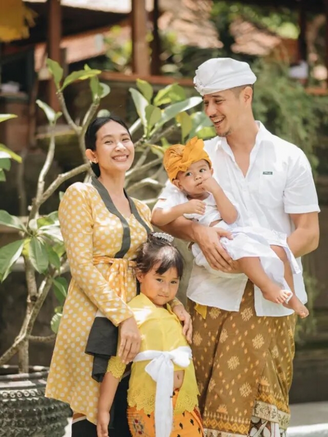 10 Potret Manis Keluarga Selebritis Pakai Baju Tradisional Bali