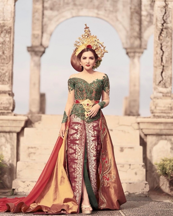 7 Potret Ashanty dan Aurel Hermansyah Pakai Kebaya Khas Bali, Cantiknya Kelewatan!