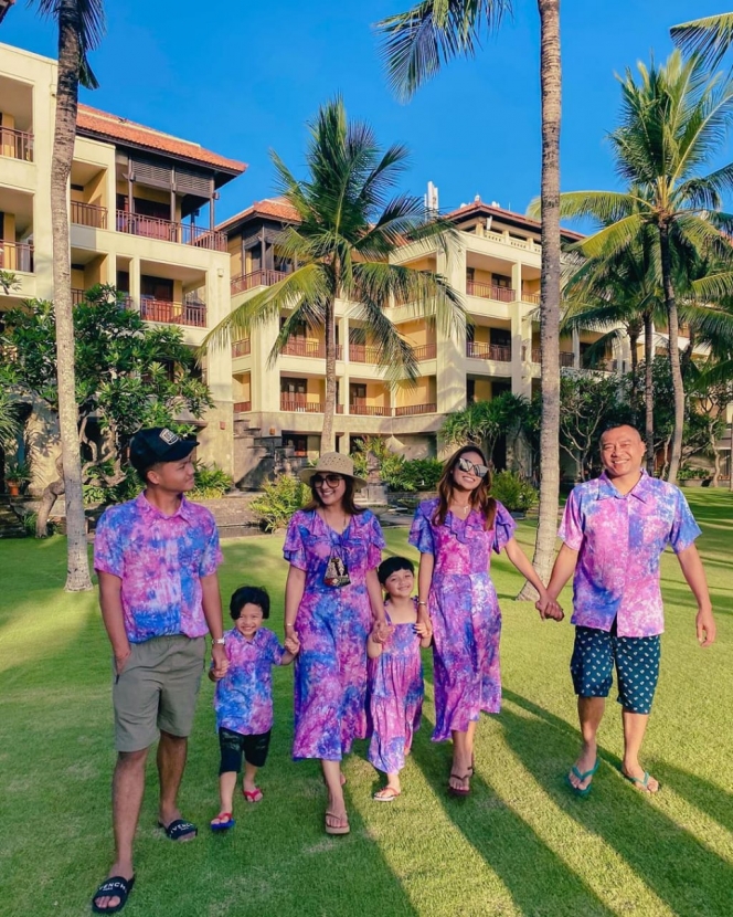 Liburan ke Bali, Ini 5 Potret Keluarga Hermansyah yang Kompak Pakai Baju Tie Dye Ungu