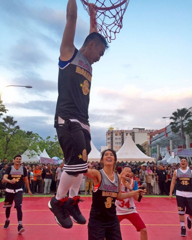 13 Selebriti Indonesia yang Hobi Main Basket, Ada Mantan Pemain Nasional Juga lho