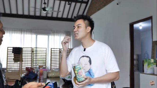 Jail dan Iseng Banget, Ini 10 Momen Baim Wong Tantang Timnya untuk Makan Belatung