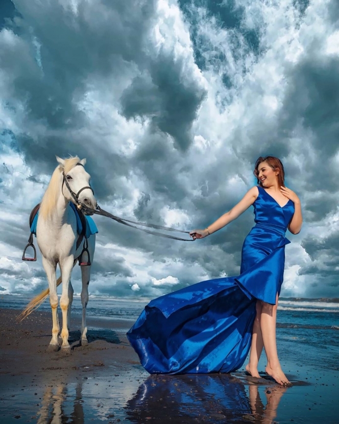7 Potret Adu Gaya Aurel dan Ashanty saat Naik Kuda di Pantai, Udah Kayak Putri dari Negeri Dongeng!