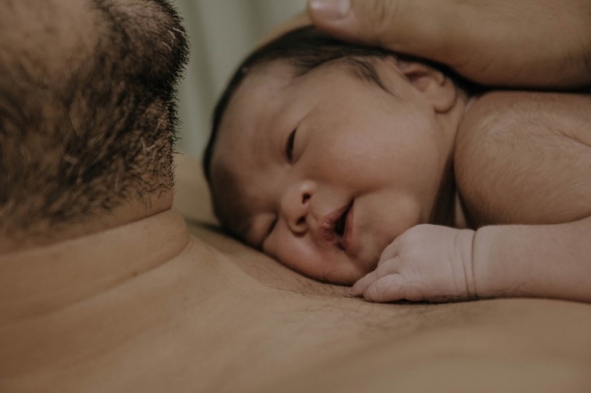 Sempat Alami Pendarahan Sampai Kritis, Ini 7 Potret Haru Kelahiran Anak Rachel Maryam