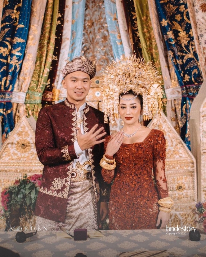 Anggun Banget, Berikut 6 Potret Nikita Willy Berbalut Kebaya Warna Merah di Hari Pernikahannya