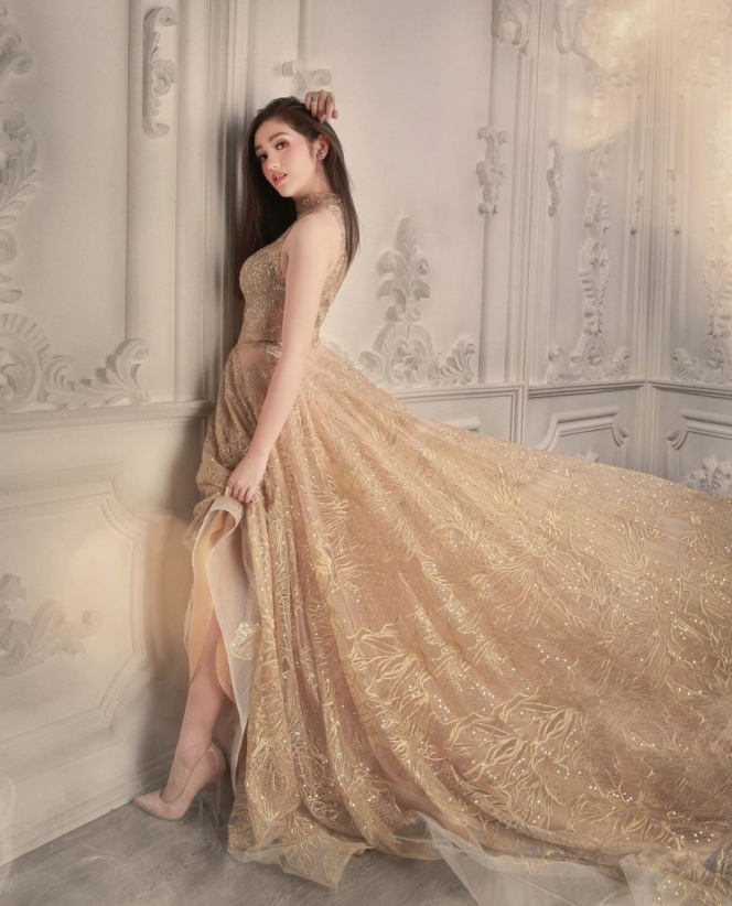 10 Gaya Photoshoot Ranty Maria, Tampil Memesona dengan Gaun Mewah Kayak Putri Kerajaan!
