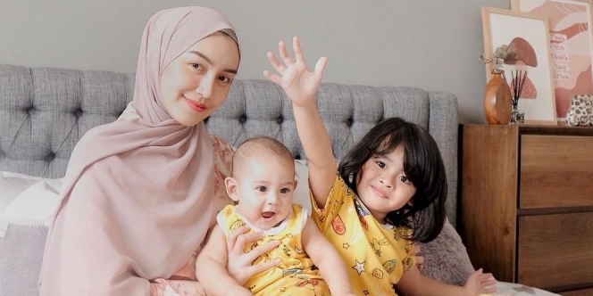 Tinggalkan Karier untuk Mengurus 2 Anaknya, Berikut 10 Potret Melody Prima yang Kini Jadi Mama Muda
