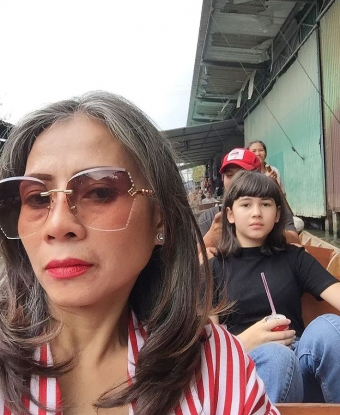 Sama-Sama Cantik, 10 Potret Sandrinna Michelle Bareng Sang Ibunda Ini Manis Banget!