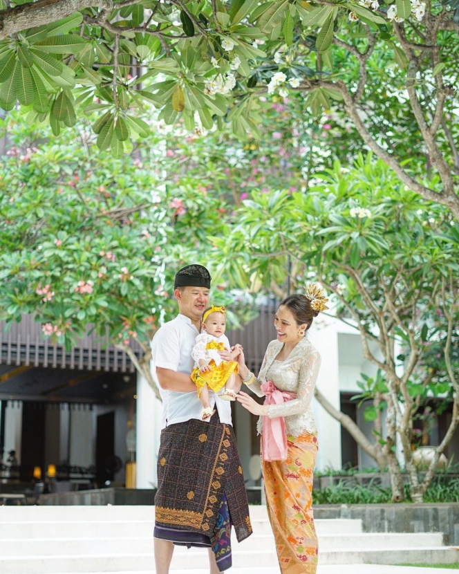 Keluarga Harmonis Goals, Ini 8 Potret Shandy Aulia dan Keluarganya yang Pakai Baju Adat Bali