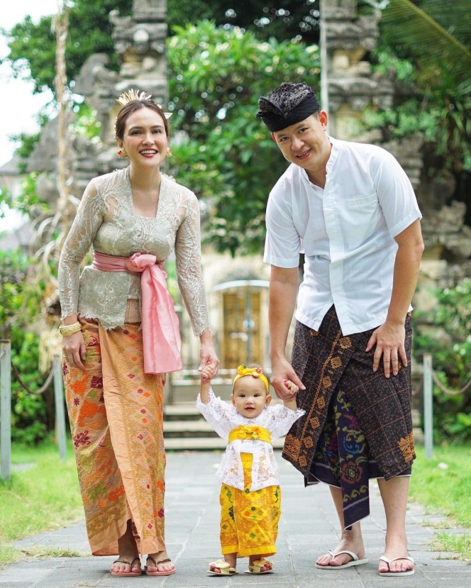 Keluarga Harmonis Goals, Ini 8 Potret Shandy Aulia dan Keluarganya yang Pakai Baju Adat Bali