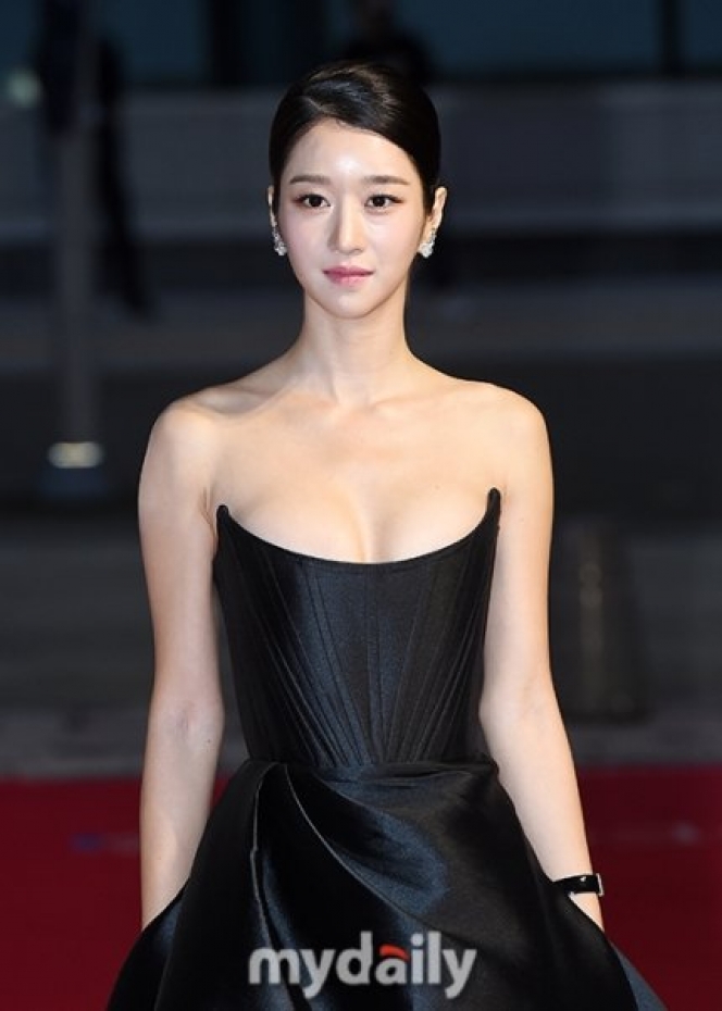 7 Potret Penampilan Seo Ye Ji di Buil Film Awards 2020 yang Bikin Heboh Netizen