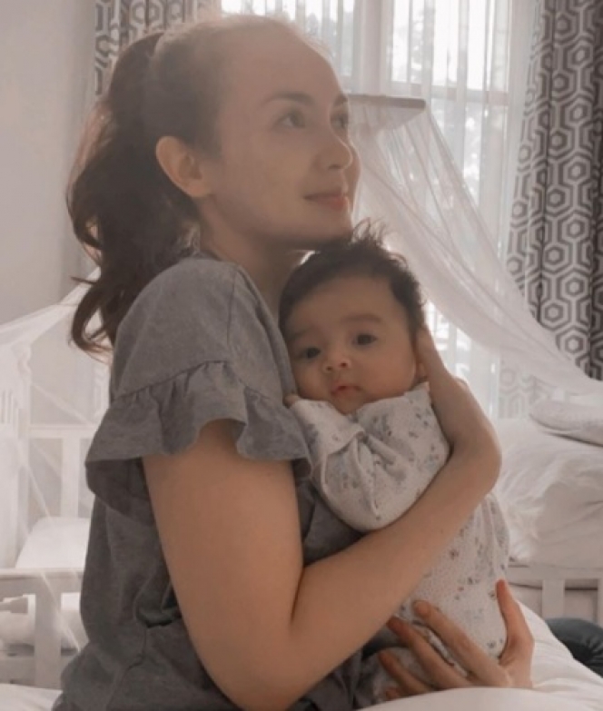 7 Momen Rianti Cartwright Momong Baby Cara Rose yang Makin Terlihat Cantik Seperti Mamanya