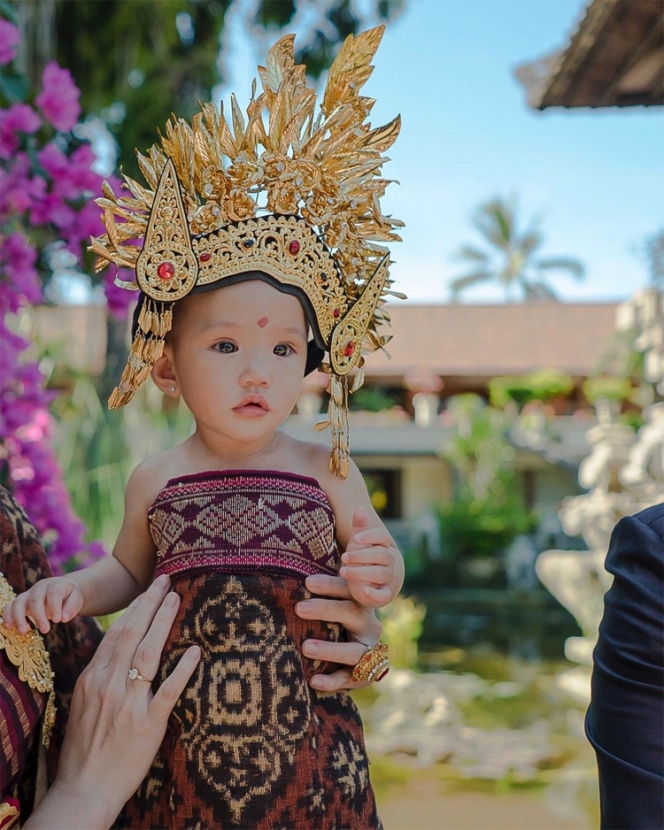 Potret Baby Claire Anak Shandy Aulia Kenakan Baju Tradisional Bali, Gemesin Banget!