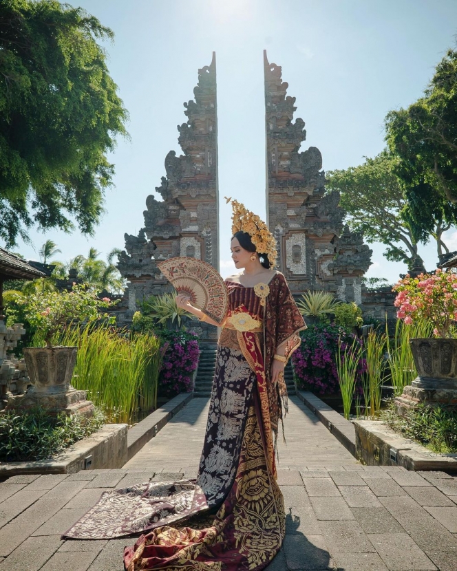 Cantik dan Anggun, 7 Potret Shandy Aulia dalam Balutan Songket Bali Ini Curi Perhatian!
