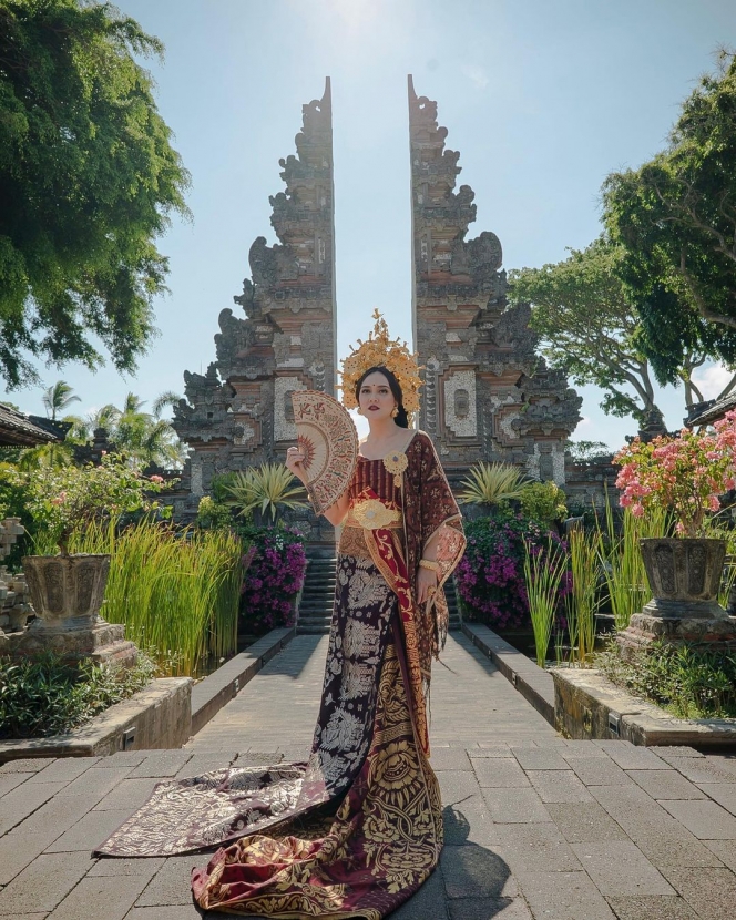Cantik dan Anggun, 7 Potret Shandy Aulia dalam Balutan Songket Bali Ini Curi Perhatian!