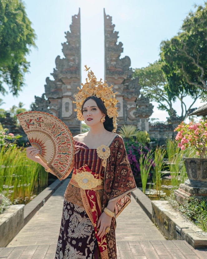 Cantik dan Anggun, Potret Shandy Aulia dalam Balutan Baju Tradisional Bali Ini Curi Perhatian!