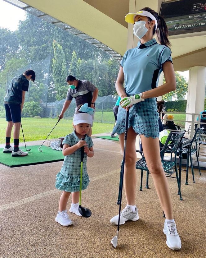 10 Potret Terbaru Farah Quinn Makin Cetar dan Hobi Olahraga Golf