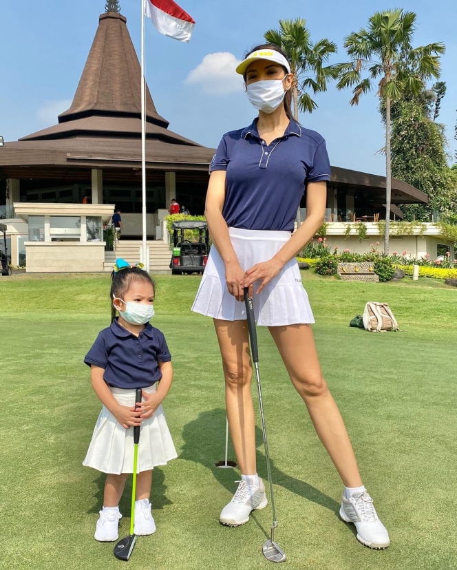 10 Potret Terbaru Farah Quinn Makin Cetar dan Hobi Olahraga Golf