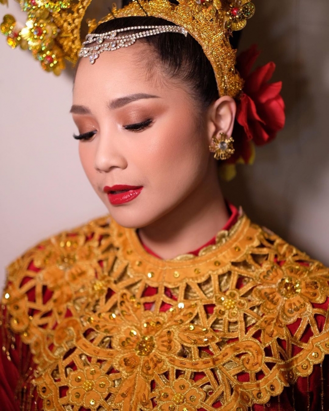 7 Potret Nagita Slavina Kenakan Baju Tradisional Padang, Cantiknya Rancak Bana!