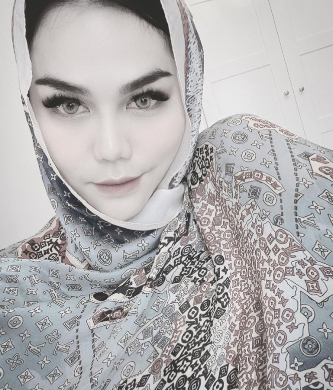 10 Potret Penampilan Baru DJ Katty Butterfly Setelah Jadi Mualaf, Makin Adem dengan Hijab