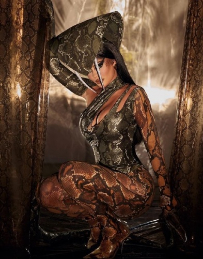 Wow Ngeri! 6 Potret Kylie Jenner Jadi King Cobra Untuk Perayaan Halloween