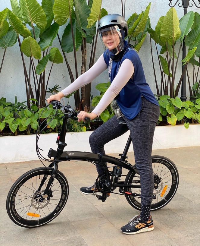 Hobi Gowes, Berikut Ini 10 Selebriti Hijabers yang Tampil Trendi Bareng Sepedanya