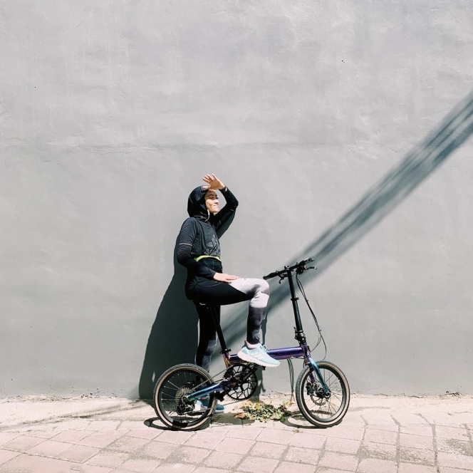 Hobi Gowes, Berikut Ini 10 Selebriti Hijabers yang Tampil Trendi Bareng Sepedanya