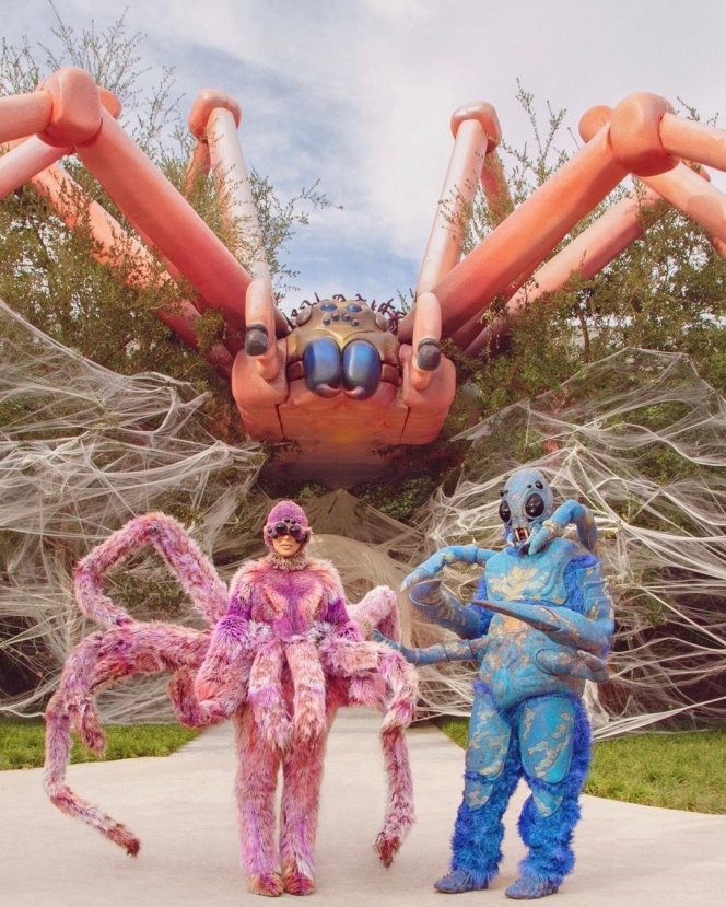 Unik, Kim Kardashian Ajak Keluarganya untuk Pakai Kostum Laba-Laba untuk Rayakan Halloween!
