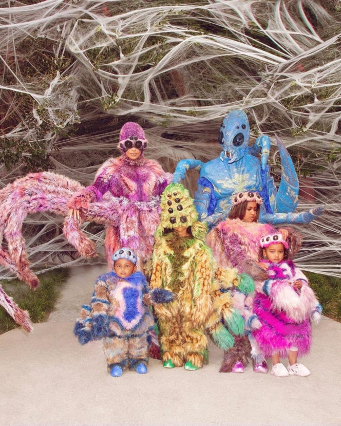 Unik, Kim Kardashian Ajak Keluarganya untuk Pakai Kostum Laba-Laba untuk Rayakan Halloween!