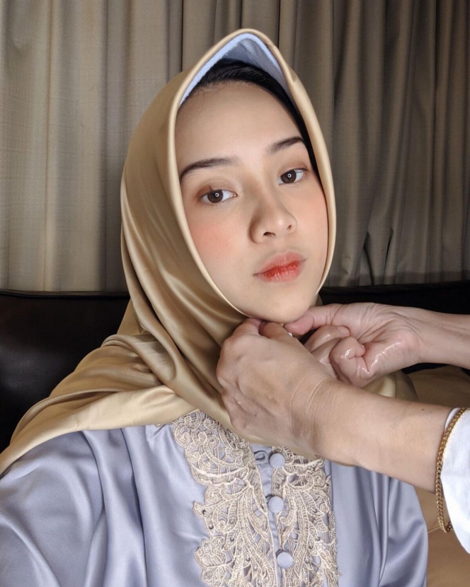 Biasa Tampil Terbuka, 10 Potret Anya Geraldine Pakai Hijab Ini Bikin Hati Adem!