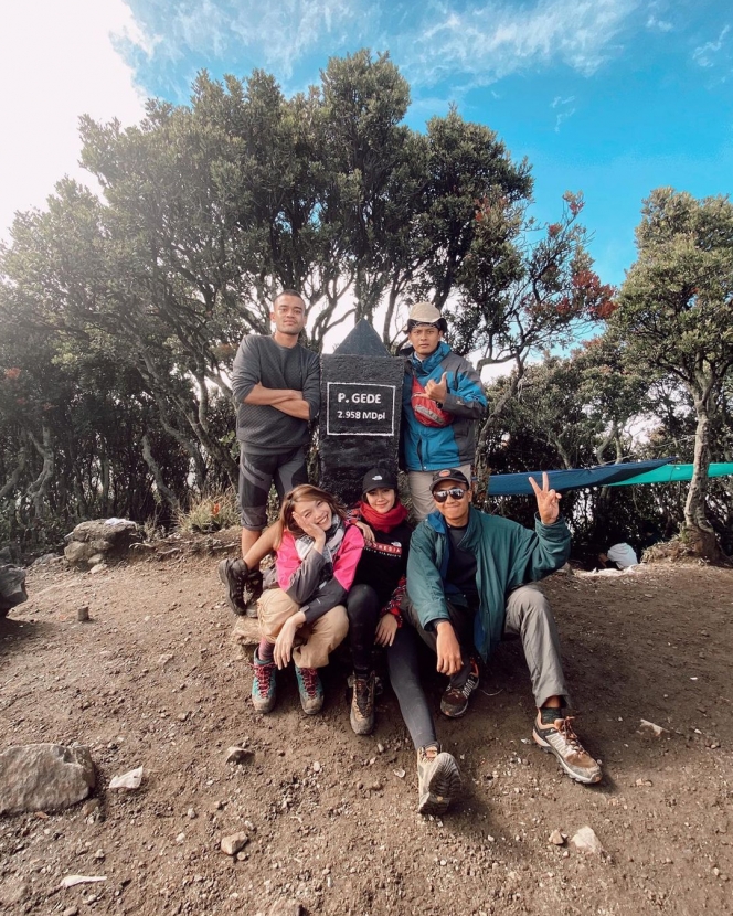 Tetap Cetar Saat Mendaki, Ini 7 Potret Febby Rastanty Hiking ke Gunung Gede