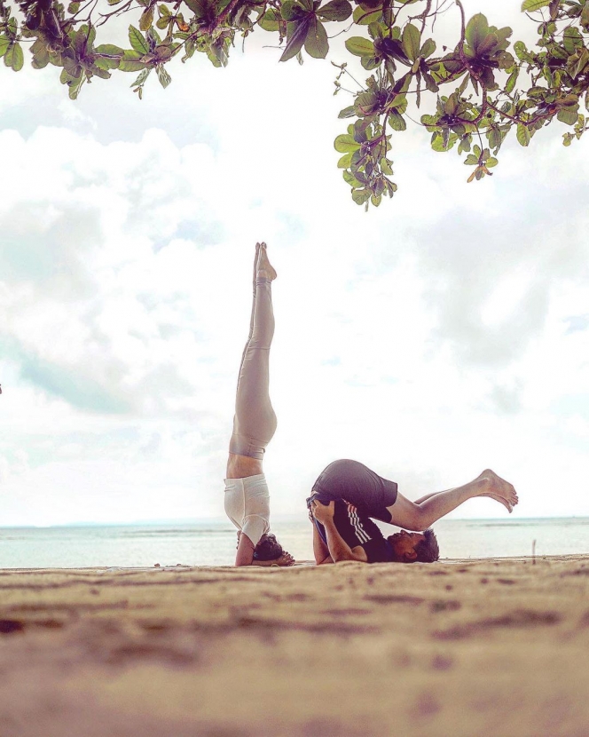 Punya Tubuh Super Lentur, Ini 5 Potret Shandy Aulia Latihan Yoga di Tepi Pantai!