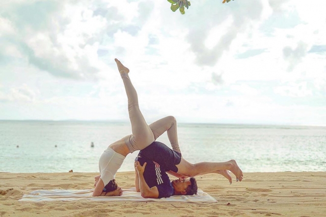 Punya Tubuh Super Lentur, Ini 5 Potret Shandy Aulia Latihan Yoga di Tepi Pantai!