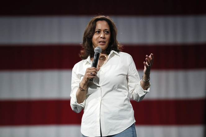 Santai dengan Sneakers, Ini 7 Gaya Kamala Harris Wakil Presiden Perempuan Pertama AS saat Kampanye