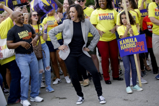 Santai dengan Sneakers, Ini 7 Gaya Kamala Harris Wakil Presiden Perempuan Pertama AS saat Kampanye