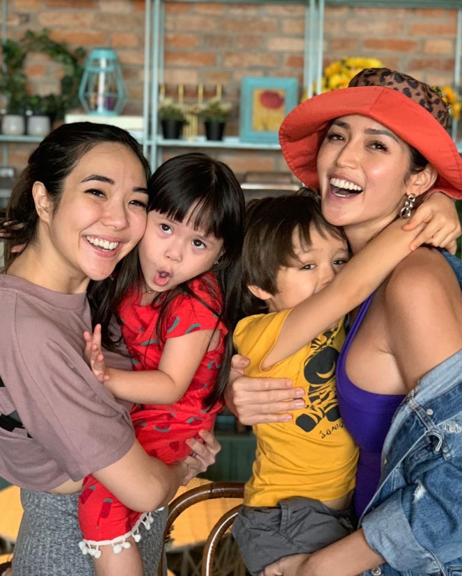 Sama-Sama Jadi Single Mother, Ini 10 Potret Persahabatan Gisella Anastasia dan Jessica Iskandar